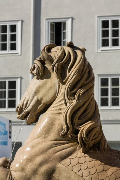 Barokke Residence fontein op Residentplatz in Salzburg. Oostenrijk — Stockfoto