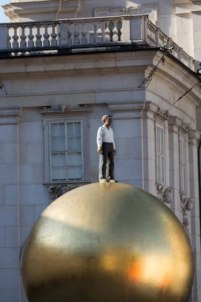 Штефан Балкенхол - Сфера, скульптура человека на золотой сфере на площади Капителплац в Зальцбурге, Австрия — стоковое фото