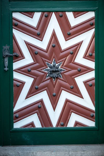 Houten deur in de oude stad van Salzburg. — Stockfoto