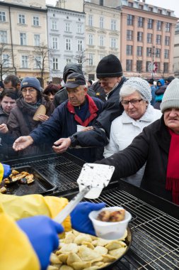 Yoksul ve evsiz Cracow Merkezi piyasada için Noel arifesi. Her yıl grup Kosciuszko Polonya açık havada büyük eve hazırlar.
