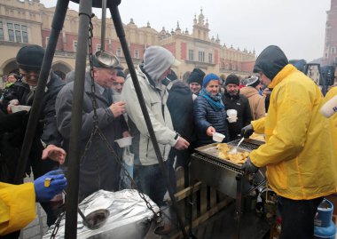 Yoksul ve evsiz Cracow Merkezi piyasada için Noel arifesi. Her yıl grup Kosciuszko Polonya açık havada büyük eve hazırlar.