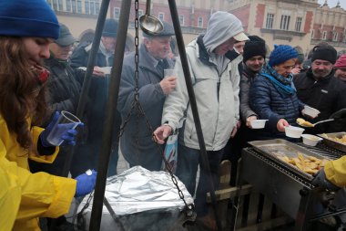 Yoksul ve evsiz Cracow Merkezi piyasada için Noel arifesi. Her yıl grup Kosciuszko Polonya açık havada büyük eve hazırlar.