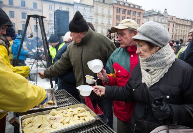 Yoksul ve evsiz Cracow Merkezi piyasada için Noel arifesi. Her yıl grup Kosciuszko Polonya açık havada büyük eve hazırlar.