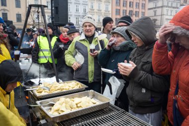 Yoksul ve evsiz Cracow Merkezi piyasada için Noel arifesi. Her yıl grup Kosciuszko Polonya açık havada büyük eve hazırlar.