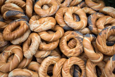 Tuz, haşhaş ve susam ile geleneksel Krakow prezels