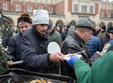 Yoksul ve evsiz Cracow Merkezi piyasada için Noel arifesi. Her yıl grup Kosciuszko Polonya açık havada büyük eve hazırlar.