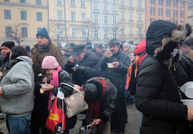 Yoksul ve evsiz Cracow Merkezi piyasada için Noel arifesi. Her yıl grup Kosciuszko Polonya açık havada büyük eve hazırlar.
