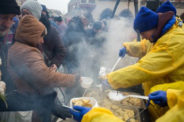 Yoksul ve evsiz Cracow Merkezi piyasada için Noel arifesi. Her yıl grup Kosciuszko Polonya açık havada büyük eve hazırlar.