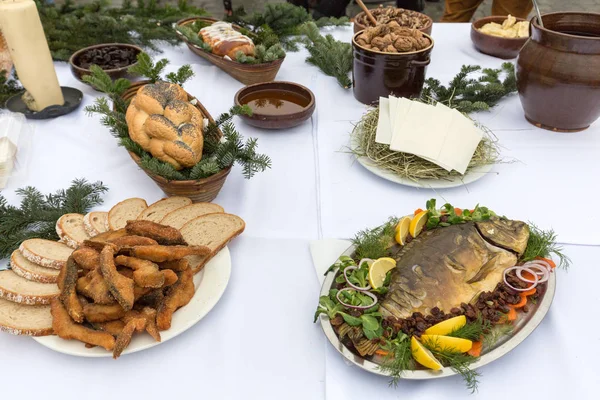 Рождественская еда на столе, украшающая елку — стоковое фото