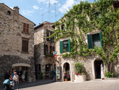  Eski ev Ivy Sirmione'da Garda Gölü, İtalya/EC