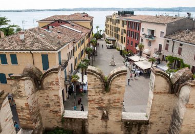 Piazza Castello Sirmione'da, Lake Garda, İtalya Scaliger kaleden görünümü