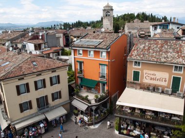 Piazza Castello Sirmione'da, Lake Garda, İtalya Scaliger kaleden görünümü