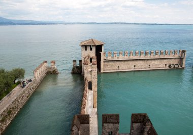 Ortaçağ Kalesi Scaliger eski şehrin Sirmione göl kenarında Lago di Garda. İtalya