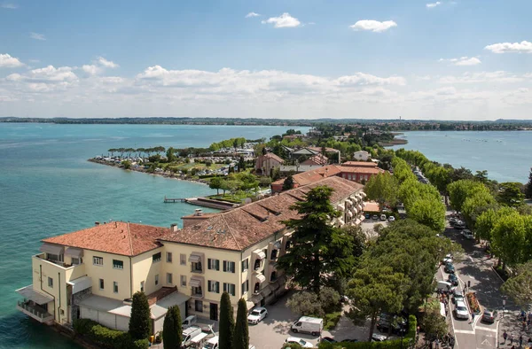 Veduta di antichi edifici colorati a Sirmione e sul Lago di Garda dalle mura del castello Scaligero — Foto Stock