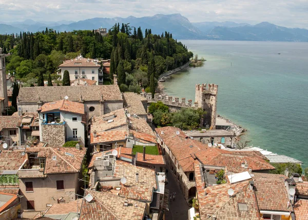 Weergave van kleurrijke oude gebouwen in Sirmione en het Gardameer vanaf Scaliger kasteel muur, — Stockfoto