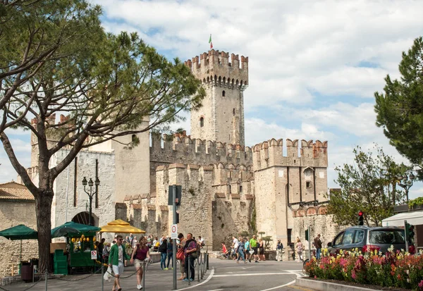 Medieval castle Scaliger in old town Sirmione on lake Lago di Garda. Italy — Stock Photo, Image