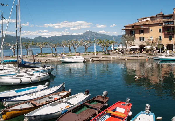 Az a kis kikötő, Torri del Benaco halászhajók. Garda-tó. Olaszország — Stock Fotó
