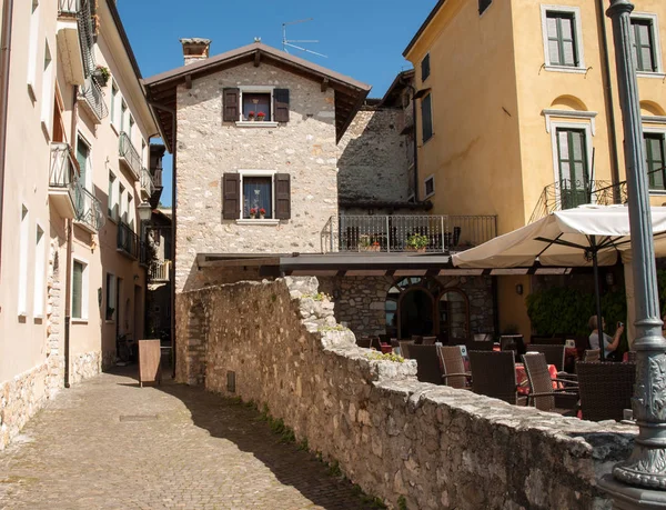 Antigua calle y pintorescas casas de Torri del Benaco. Lago de Garda, Italia — Foto de Stock