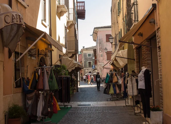 Old street and picturesque houses of Torri del Benaco. Garda Lake, Italy — Stock Photo, Image