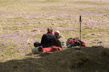 mutlu hiking çift dağ yolda bir mola 