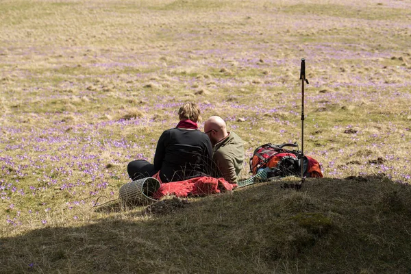 Mutlu hiking çift dağ yolda bir mola — Stok fotoğraf