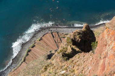 Cabo tam tepeden aşağıya bakış açısından görüldüğü gibi Girao cliff yüzü. Madeira. Portekiz