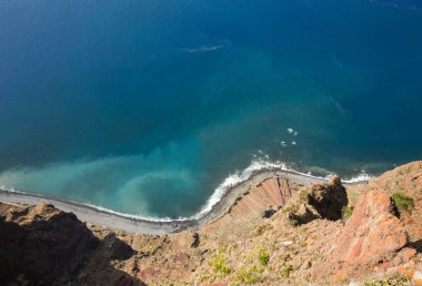 Cabo tam tepeden aşağıya bakış açısından görüldüğü gibi Girao cliff yüzü. Madeira. Portekiz