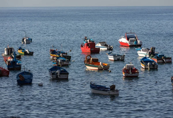 Rybářské lodě v Camara de Lobos, souostroví Madeira, Portugalsko — Stock fotografie
