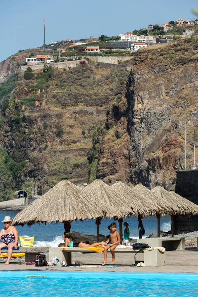 Vota della costa a Ribeira Brava sull'isola di Madeira. Portogallo — Foto Stock