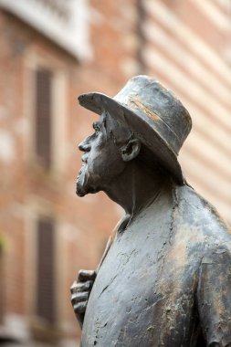 Piazza delle Erbe Square Verona adlı İtalyan şair Berto Barbarani heykeli. İtalya