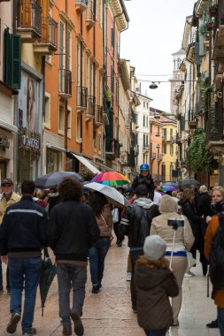 Bir yağmurlu günde, Verona İtalya sokakta insanlar