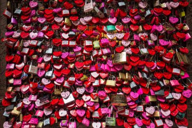 Casa di Giulietta (önünde Juliet'in balkon), Verona - Lover kilitler ve ana anahtar kilit kapandı. İnsanlar inanıyor nimet Aşk hayatlarında yardımla.