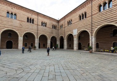Palazzo della Ragione Verona avlusunda bir bakış. İtalya