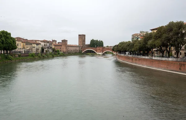 Adige Nehri ve Ponte Pietra, Verona. İtalya — Stok fotoğraf