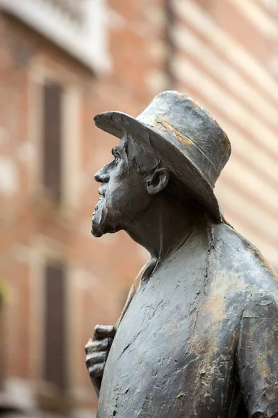 Het standbeeld van de Italiaanse dichter Berto Barbarani op Piazza delle Erbe Square in Verona. Italië — Stockfoto