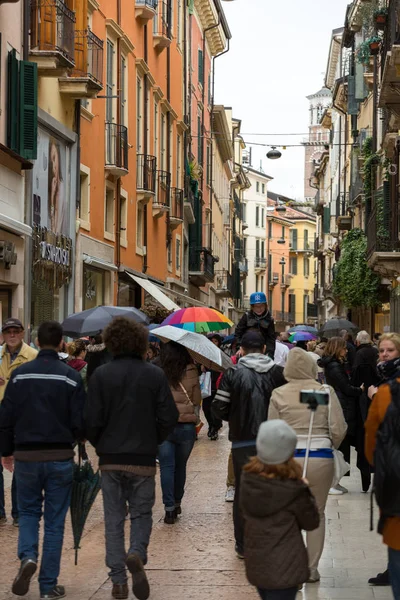La gente en la calle en un día lluvioso, Verona Italia — Foto de Stock