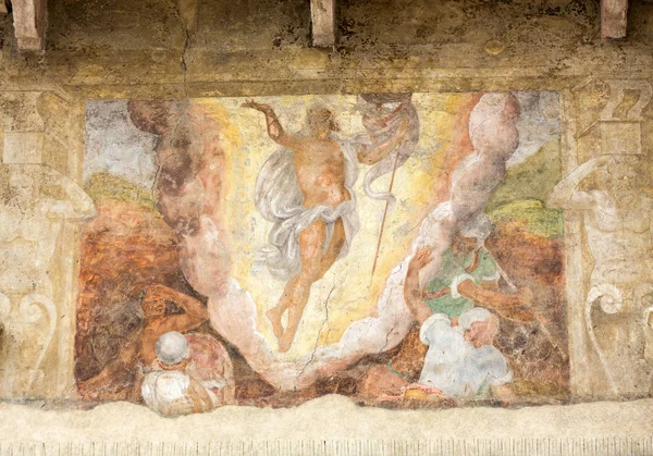 Фасад будинку Mazzanti прикрашений фресками. Верона. Італія — стокове фото