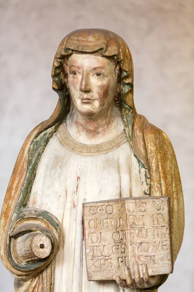 Frauenstatue im Museum Castelvecchio. verona, italien — Stockfoto