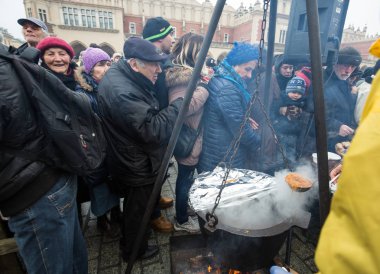 Yoksul ve evsiz Cracow Merkezi piyasada için Noel arifesi. Her yıl grup Kosciuszko Polonya açık havada büyük eve hazırlar.