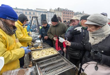Yoksul ve evsiz Cracow Merkezi piyasada için Noel arifesi. Her yıl grup Kosciuszko Polonya açık havada büyük eve hazırlar.