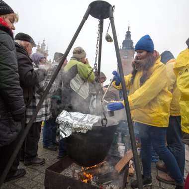 Yoksul ve evsiz Cracow Merkezi piyasada için Noel arifesi. Her yıl grup Kosciuszko Polonya açık havada büyük eve hazırlar.