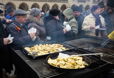 Yoksul ve evsiz Cracow Merkezi piyasada için Noel arifesi. Her yıl grup Kosciuszko Polonya açık havada büyük eve hazırlar.