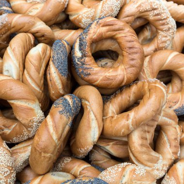 Tuz, haşhaş ve susam ile geleneksel Krakow prezels