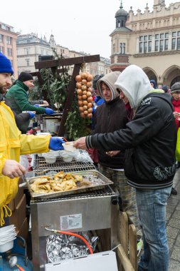 Yoksul ve evsiz Cracow Merkezi piyasada için Noel arifesi. Her yıl grup Kosciuszko Polonya açık havada büyük eve hazırlar.