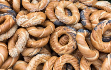 Tuz, haşhaş ve susam ile geleneksel Krakow prezels