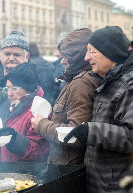 Yoksul ve evsiz Cracow Merkezi piyasada için Noel arifesi. Her yıl grup Kosciuszko Polonya açık havada büyük eve hazırlar.