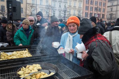 Yoksul ve evsiz Cracow Merkezi piyasada için Noel arifesi. Her yıl grup Kosciuszko Polonya açık havada büyük eve hazırlar.