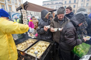 Yoksul ve evsiz Cracow Merkezi piyasada için Noel arifesi. Her yıl grup Kosciuszko Polonya açık havada büyük eve hazırlar.
