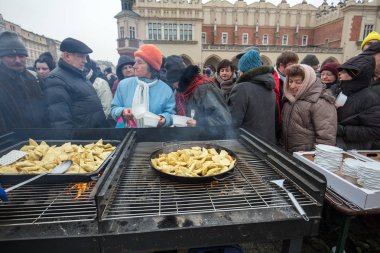 Yoksul ve evsiz Cracow Merkezi piyasada için Noel arifesi. Her yıl grup Kosciuszko Polonya açık havada büyük eve hazırlar.