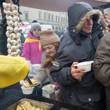 Yoksul ve evsiz Cracow Merkezi piyasada için Noel arifesi. Her yıl grup Kosciuszko Polonya açık havada büyük eve hazırlar.